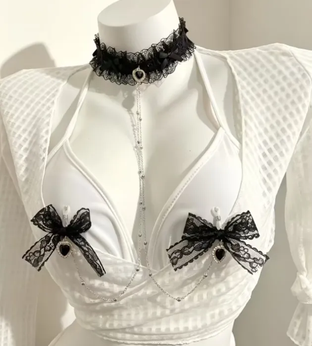 Chain for the breasts