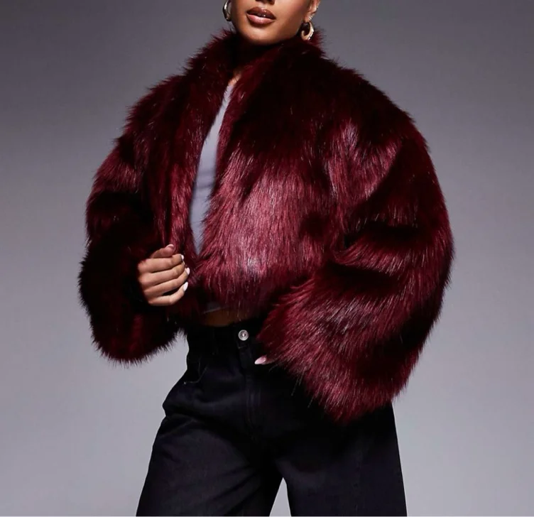 Aria Cove - Veste courte oversize en fausse fourrure à manches amples - Bordeaux | ASOS