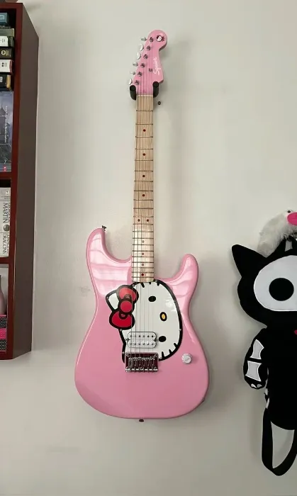 Hello Kitty guitar