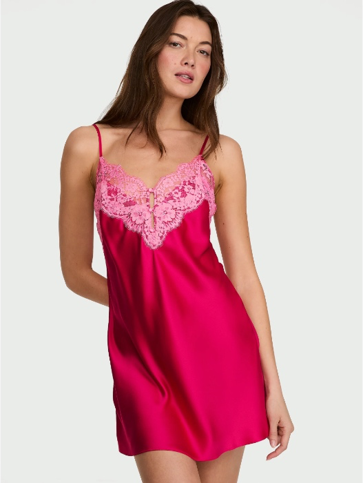 Nuisette courte en satin bordée de dentelle