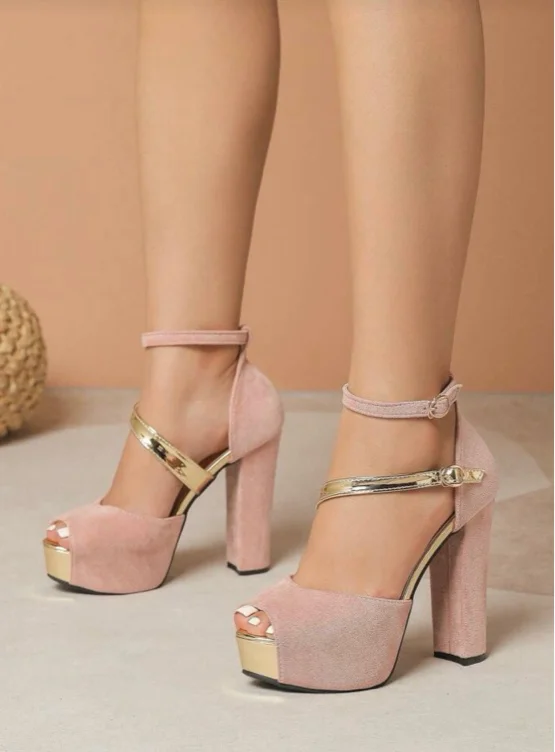 High heels with golden Details 