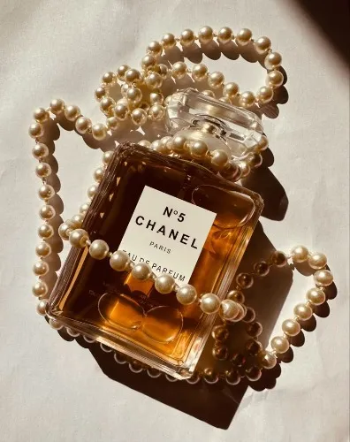 Chanel N°5 perfume ✨
