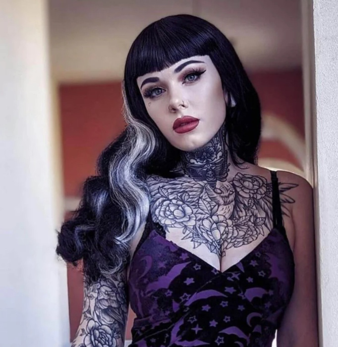 Long black 1950s pin up style wig with platinum streak and retro fringe: Michelle | black #1B