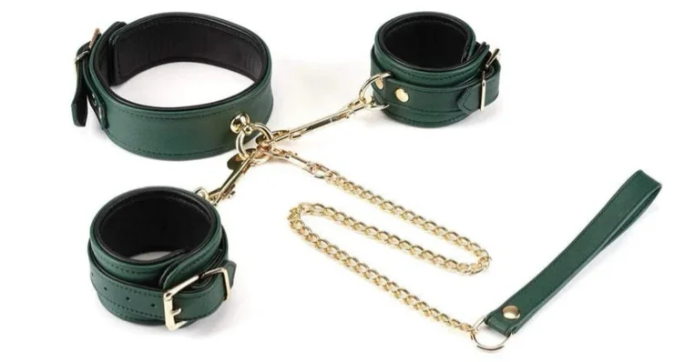 MOSSY CHIC LEATHER COLLAR TO WRIST CUFFS SET (WITH 2 CLIPS AND CHAIN CLIP) 