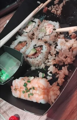 “Lunch dressed in seaweed and perfection sushi love 🍱💅🏽”