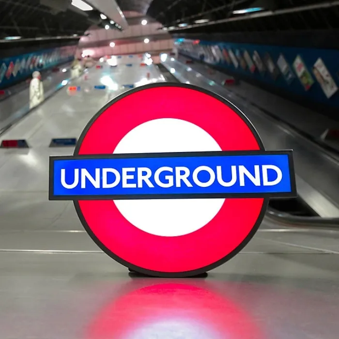 LONDON UNDERGROUND SIGN LIGHT BOX. LED Battery / USB Power. 15 Station Inserts!