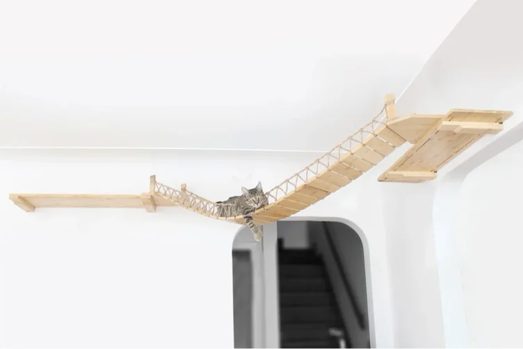 Corner Cat Shelf Bridge | English Chestnut Bamboo / 34"