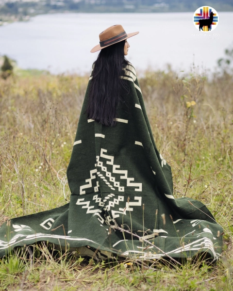 Beautiful Alpaca Wool Blanket. (Chrysanthemum) Queen Size. Handcrafted by Indigenous Hands. Super Soft and Warm.FREE SHIPPING! Gift Ideas.