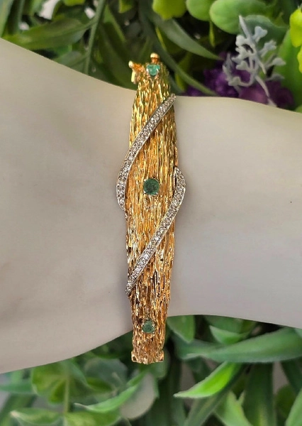 Brățară veche impresionantă, texturată, din aur de 14K, cu 32 diamante și 3 smaralde naturale, :: Art-deco-arad