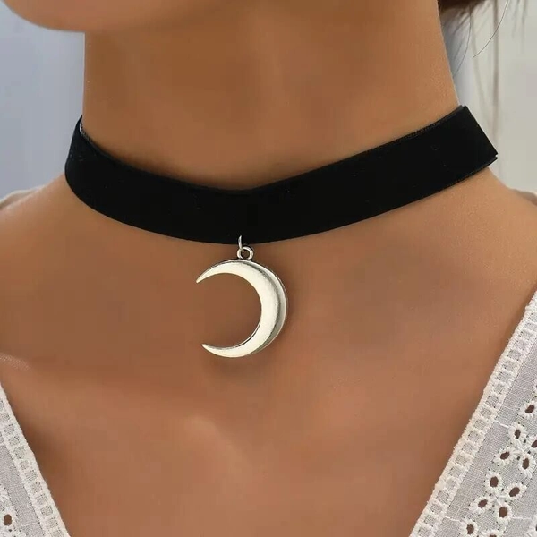 Moon choker