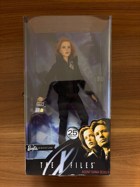 X-Files 25th Anniversary Agent Scully Signature Barbie 2018 FRN95 Mattel