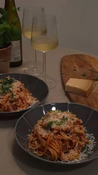 Get me dinner 🍽️ 🍷