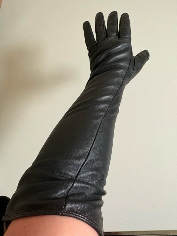 Leather gloves