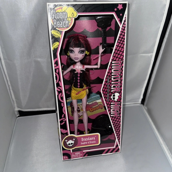 2010 Monster High*  Gloom Beach*  Draculaura Doll* Mattel #T7993 NIB
