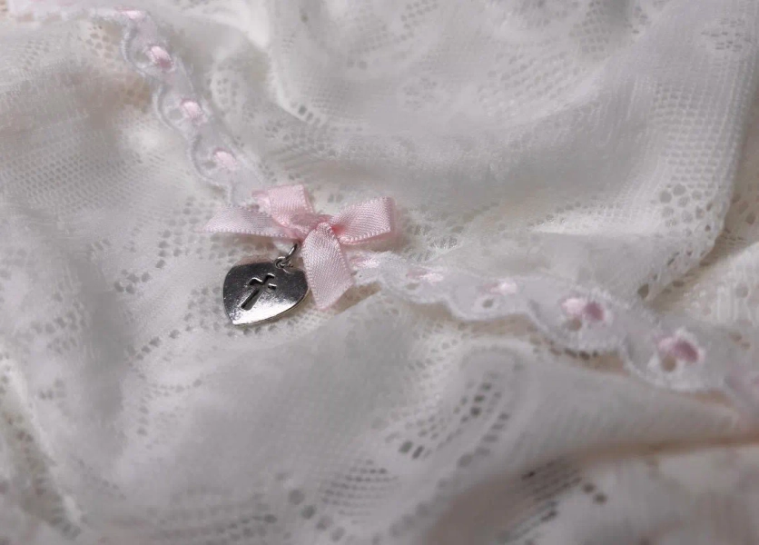 The 'Heart girl' choker - Cross engraved heart charm