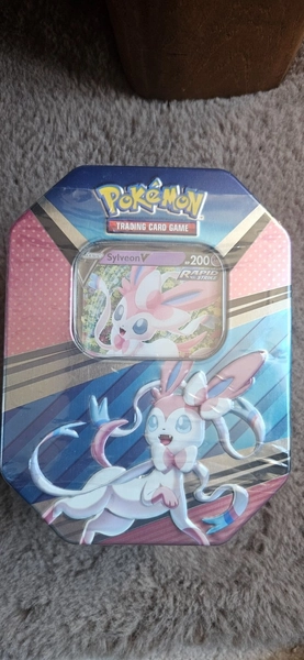 Pokemon TCG | 2022 V Heroes Collectors Tin Sylveon V | Brand New