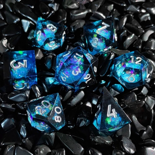 PETIBABE 7Pcs Resin Fluid Dice Set