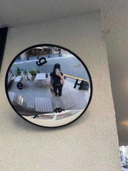 Elegant Decorative Art Style Convex Round Mirror - Full Plastic Wall Mounted Mirror, Suitable For Creating A Fashionable Selfie Atmosphere In Living Room And Bedroom, Also Suitable For Foyer Decoration, And Taking Photos, Videos And Group Selfies With Family And Friends (Please Note The Size Before Purchase)