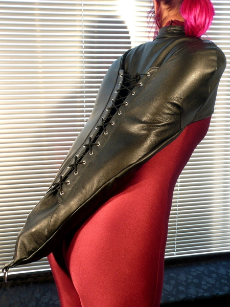 Bolero-Armfessel aus Leder | Weniger restriktive Alternative