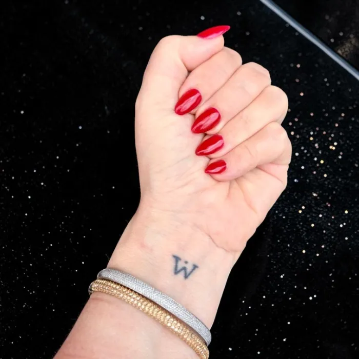 Classic red for a flawless Queen