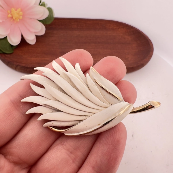 VINTAGE ~ SIGNED ~ MONET ~ WHITE ENAMEL GOLD TONED BROOCH PIN ~ LEAF FLAME STYLE