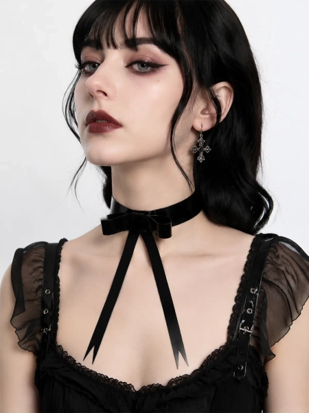 Latexhalsband med rosett och tryckknappsknäppning