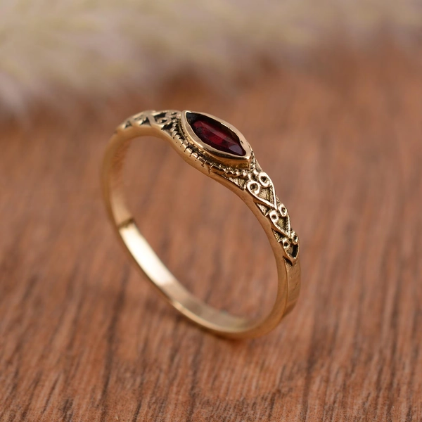 Vintage Garnet Gold Ring – Marquise Red 