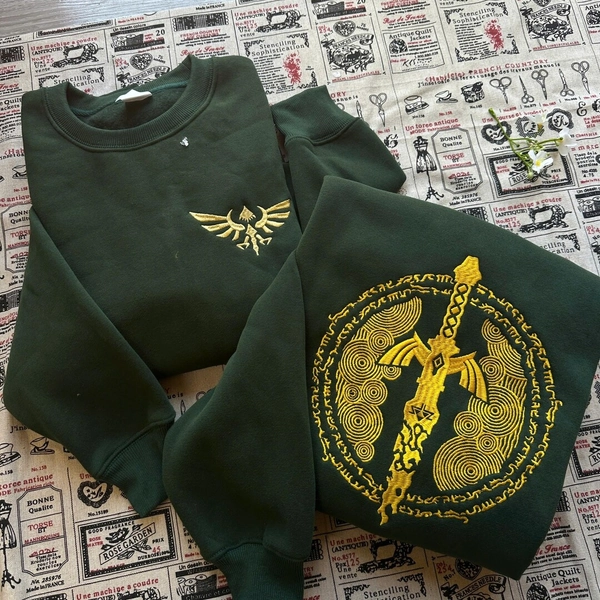 [Green] Legend of Zelda Embroidered Hoodie, Hylian Crest Front & Master Sword Back, Zelda Fan Gift, Video Game Player - Etsy Sweden