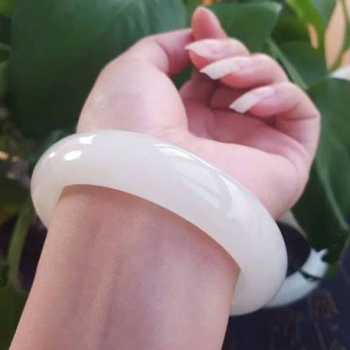 Jade bangle 