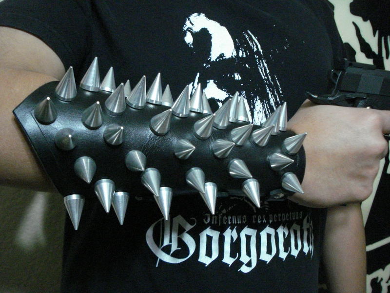 LEATHER SPIKE GAUNTLETS