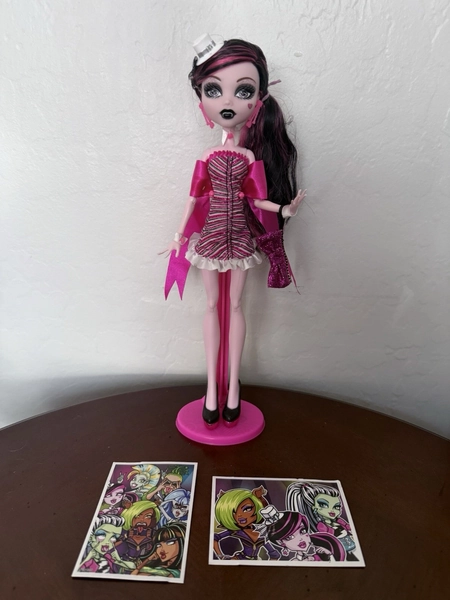 Monster High Dawn of the Dance Draculaura Complete Accessories With Photocards