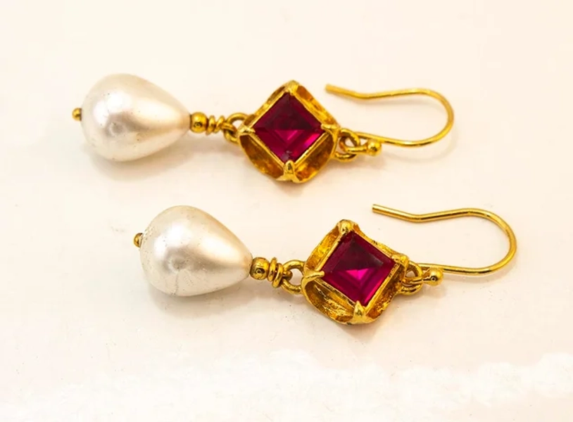 Petal set tudor, drop ear rings
