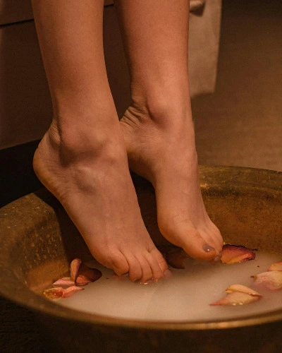 Nail salon (mani or pedi)