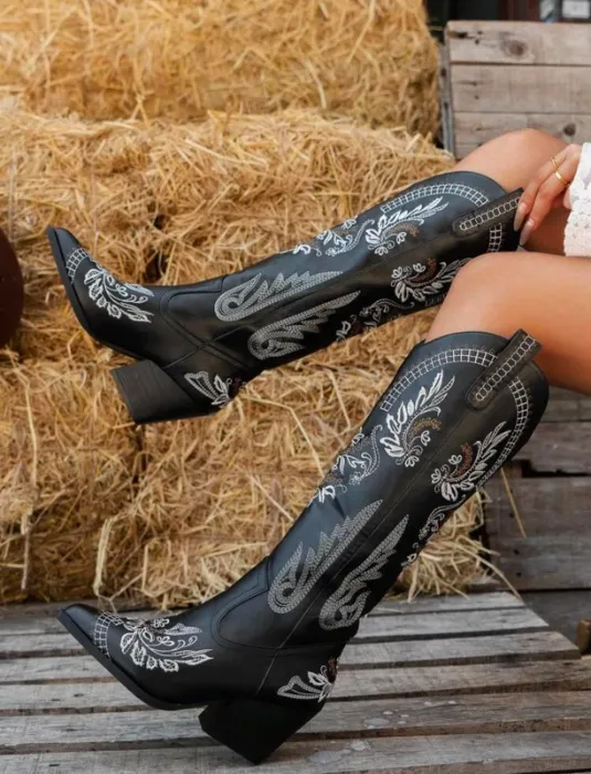 BLACK BOOTS