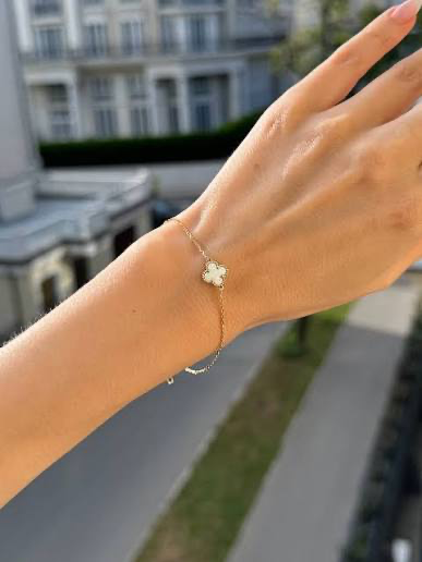 Sweet Alhambra bracelet 18K yellow gold, Mother-of-pearl - Van Cleef & Arpels