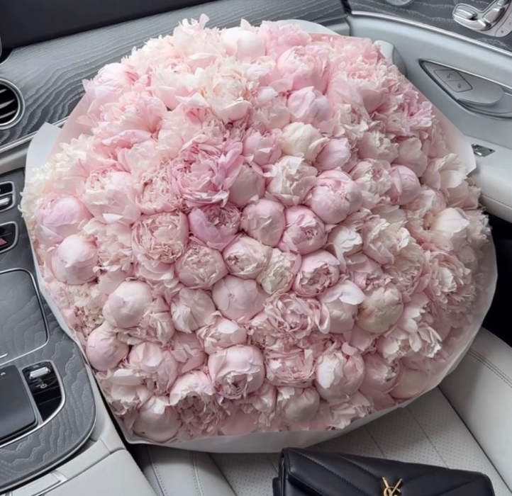 Bouquet of peonies (€500)