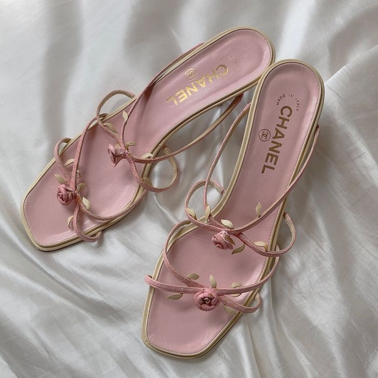 Super rare Chanel rosebud pink kitten heels (never worn ) (37 EU) 
