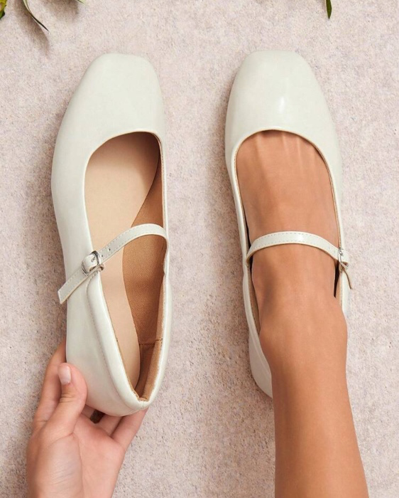 Beige ballerina flats 