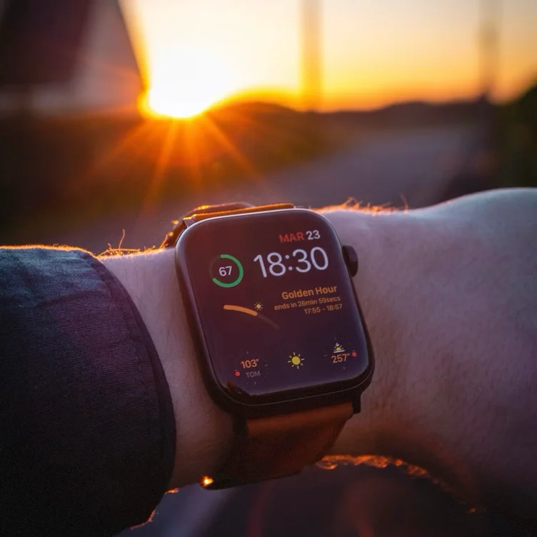 Apple Watch SE 3 GPS, 44-mm Starlight Aluminium Case with Light Blush Sport Band — M/L