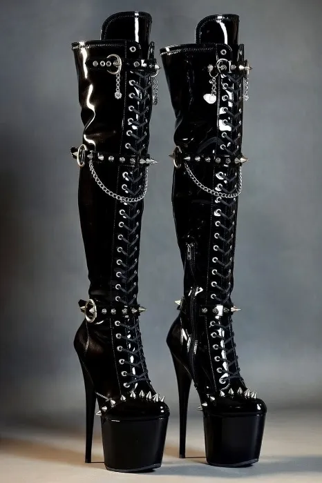 Spikey disposition shiny boots 