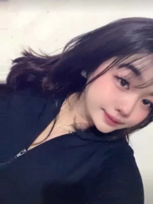 Kamu terlanjur menikmati senyum dewimu