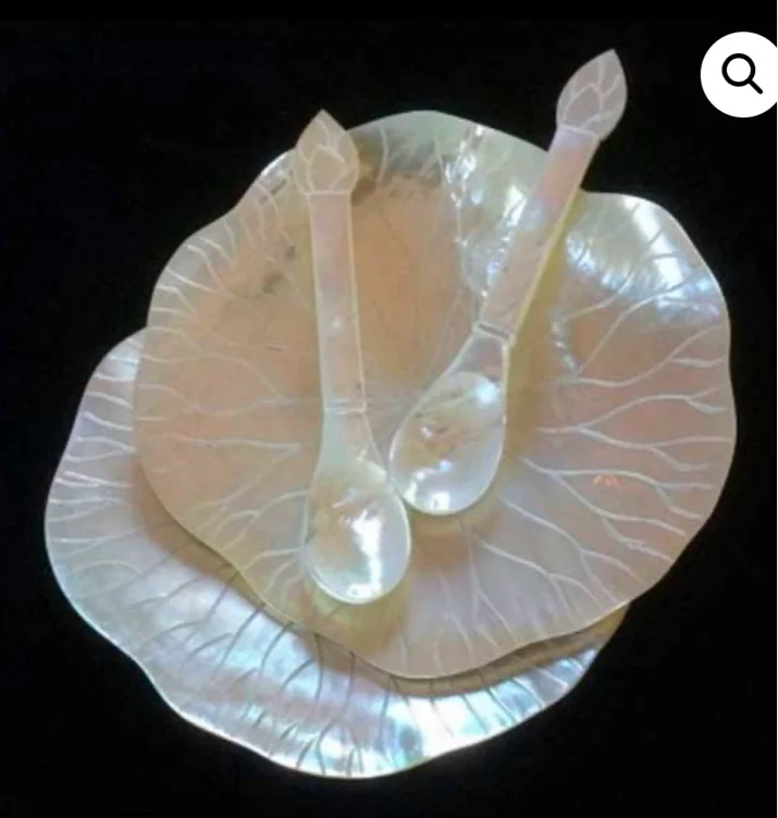 Set de 2 platos en forma de coral y 2 cucharas de nácar – Caviar Sos