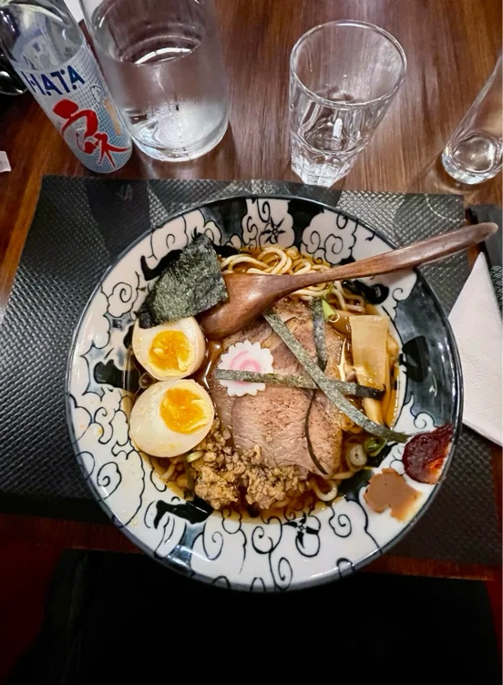 I’m hungry, pay me dinner bitch 