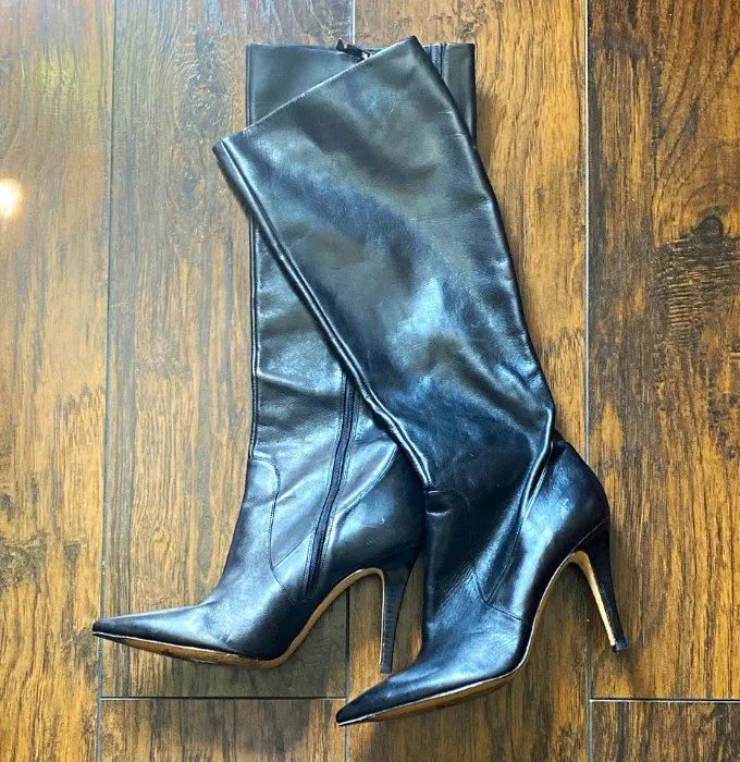 Via Spiga Black Leather Knee High Boot Pointed Toe Stiletto Zip Lined 10M