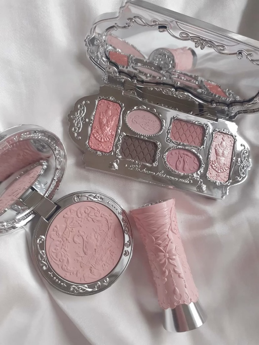 Flower Knows makeup 🦢