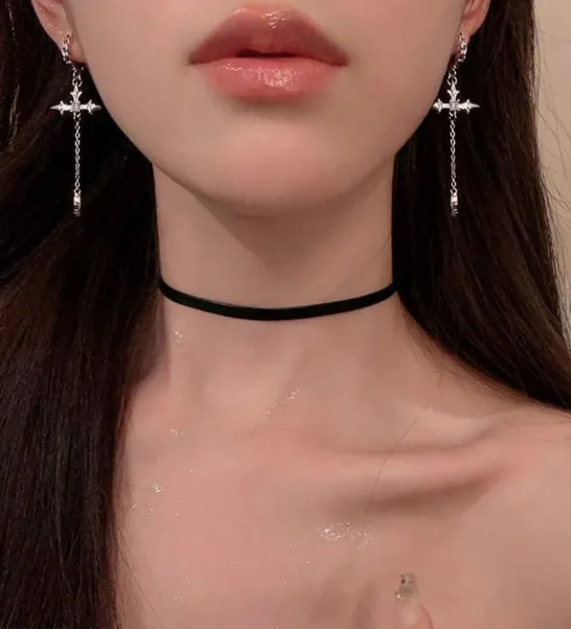endientes colgantes con borlas y colgantes de cruz decorados