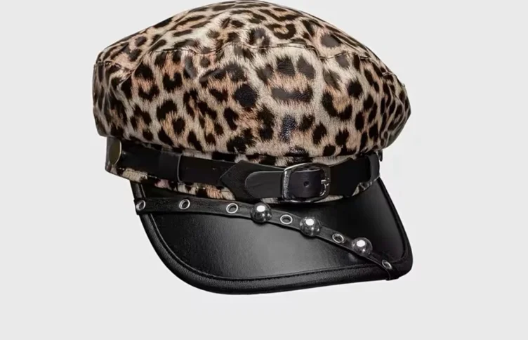 Un gorro béret de cuero sintético con estampado de leopardo punk para mujer, con clavos, ideal para el día a día y para adoptar un estilo subcultural.