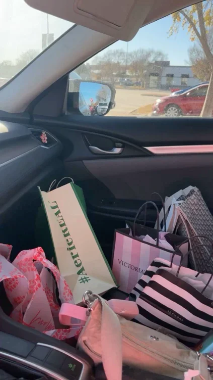 spoiled princess shopping ♡