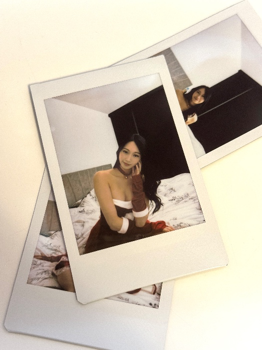 CHRISTMAS POLAROIDS