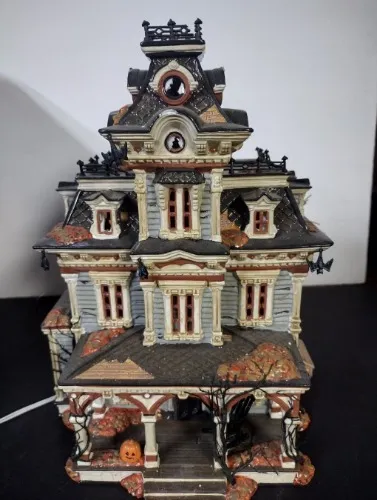 1999 Halloween Grimsly Manor with Working Sound and Lights (Shipping Included)